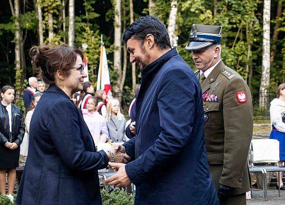 Grafika 82: Uroczystości ku czci pomordowanych więźniów Obozu Koncentracyjnego Stutthof (relacja)