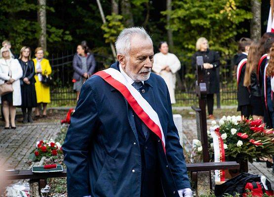 Grafika 88: Uroczystości ku czci pomordowanych więźniów Obozu Koncentracyjnego Stutthof (relacja)