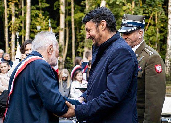 Grafika 90: Uroczystości ku czci pomordowanych więźniów Obozu Koncentracyjnego Stutthof (relacja)