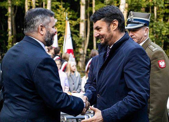 Grafika 92: Uroczystości ku czci pomordowanych więźniów Obozu Koncentracyjnego Stutthof (relacja)