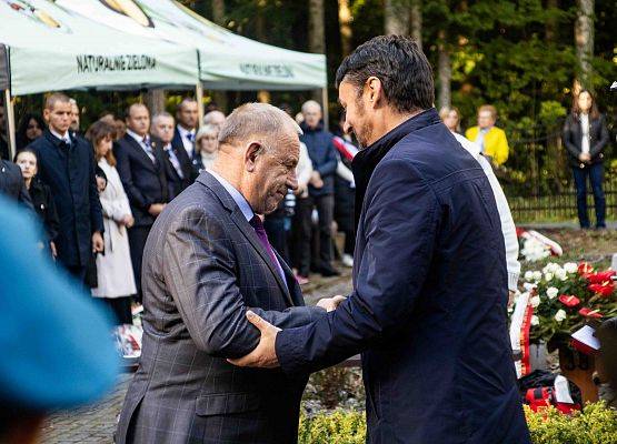 Grafika 95: Uroczystości ku czci pomordowanych więźniów Obozu Koncentracyjnego Stutthof (relacja)