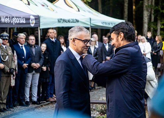 Grafika 96: Uroczystości ku czci pomordowanych więźniów Obozu Koncentracyjnego Stutthof (relacja)