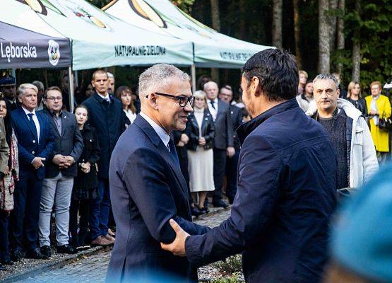 Grafika 97: Uroczystości ku czci pomordowanych więźniów Obozu Koncentracyjnego Stutthof (relacja)