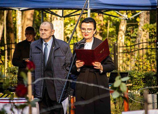 Grafika 98: Uroczystości ku czci pomordowanych więźniów Obozu Koncentracyjnego Stutthof (relacja)