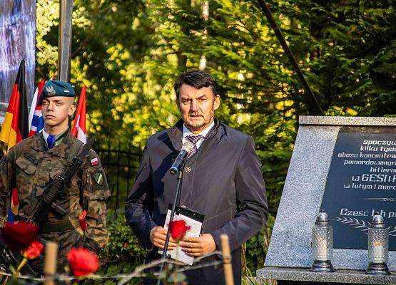 Grafika 99: Uroczystości ku czci pomordowanych więźniów Obozu Koncentracyjnego Stutthof (relacja)