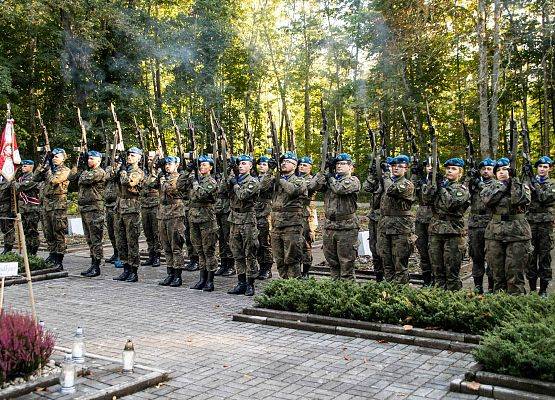 Grafika 101: Uroczystości ku czci pomordowanych więźniów Obozu Koncentracyjnego Stutthof (relacja)