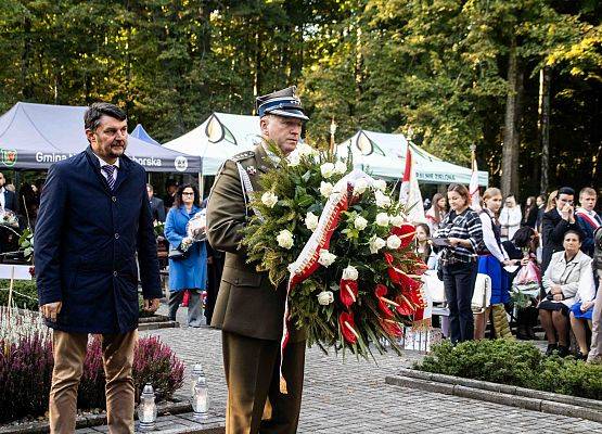 Grafika 102: Uroczystości ku czci pomordowanych więźniów Obozu Koncentracyjnego Stutthof (relacja)