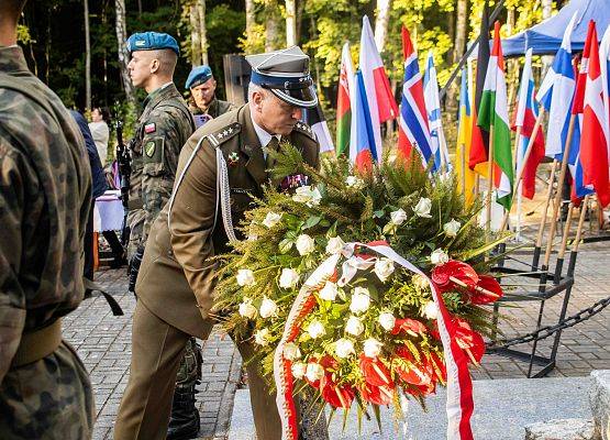 Grafika 103: Uroczystości ku czci pomordowanych więźniów Obozu Koncentracyjnego Stutthof (relacja)