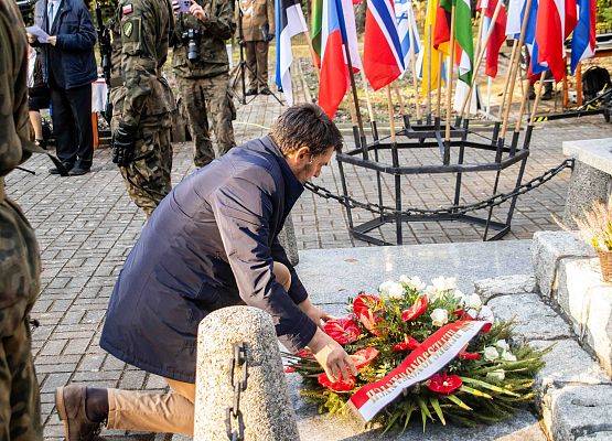 Grafika 104: Uroczystości ku czci pomordowanych więźniów Obozu Koncentracyjnego Stutthof (relacja)