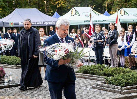 Grafika 105: Uroczystości ku czci pomordowanych więźniów Obozu Koncentracyjnego Stutthof (relacja)