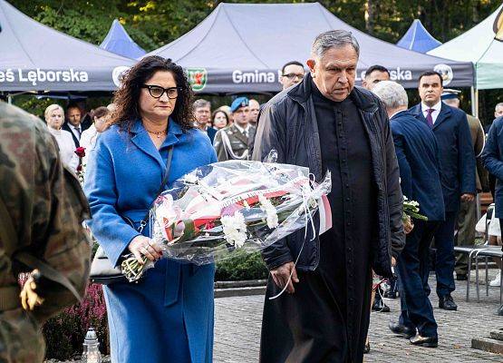 Grafika 106: Uroczystości ku czci pomordowanych więźniów Obozu Koncentracyjnego Stutthof (relacja)