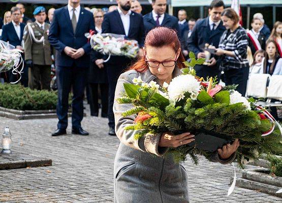 Grafika 107: Uroczystości ku czci pomordowanych więźniów Obozu Koncentracyjnego Stutthof (relacja)