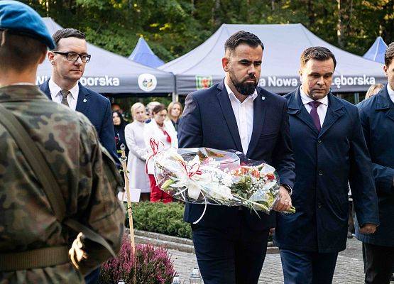 Grafika 109: Uroczystości ku czci pomordowanych więźniów Obozu Koncentracyjnego Stutthof (relacja)