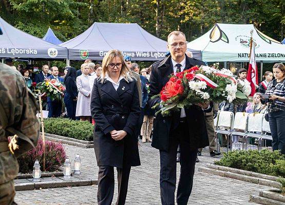 Grafika 110: Uroczystości ku czci pomordowanych więźniów Obozu Koncentracyjnego Stutthof (relacja)