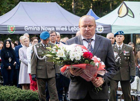 Grafika 112: Uroczystości ku czci pomordowanych więźniów Obozu Koncentracyjnego Stutthof (relacja)