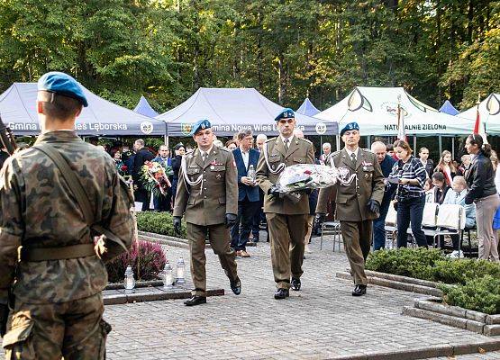 Grafika 114: Uroczystości ku czci pomordowanych więźniów Obozu Koncentracyjnego Stutthof (relacja)