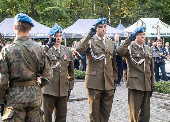 Grafika 115: Uroczystości ku czci pomordowanych więźniów Obozu Koncentracyjnego Stutthof (relacja)