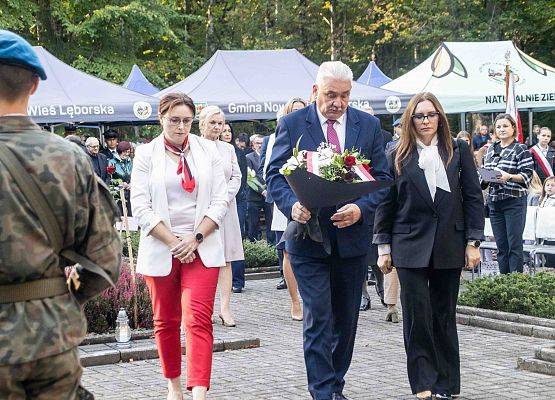 Grafika 117: Uroczystości ku czci pomordowanych więźniów Obozu Koncentracyjnego Stutthof (relacja)