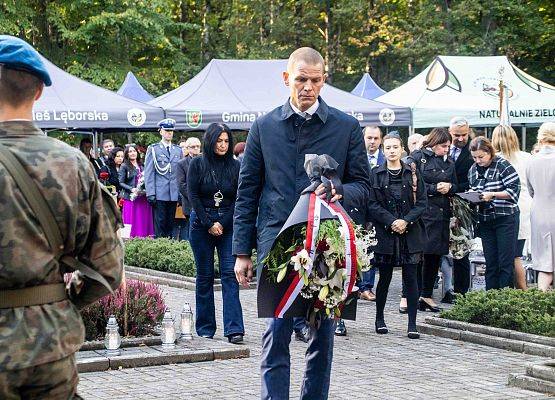 Grafika 119: Uroczystości ku czci pomordowanych więźniów Obozu Koncentracyjnego Stutthof (relacja)