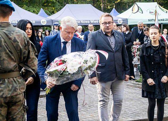 Grafika 120: Uroczystości ku czci pomordowanych więźniów Obozu Koncentracyjnego Stutthof (relacja)