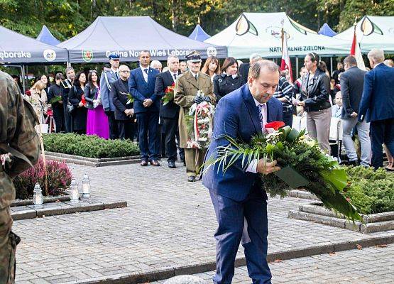 Grafika 121: Uroczystości ku czci pomordowanych więźniów Obozu Koncentracyjnego Stutthof (relacja)