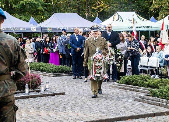 Grafika 122: Uroczystości ku czci pomordowanych więźniów Obozu Koncentracyjnego Stutthof (relacja)