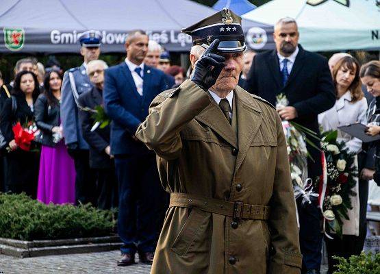 Grafika 123: Uroczystości ku czci pomordowanych więźniów Obozu Koncentracyjnego Stutthof (relacja)