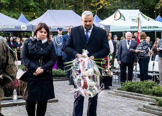 Grafika 124: Uroczystości ku czci pomordowanych więźniów Obozu Koncentracyjnego Stutthof (relacja)