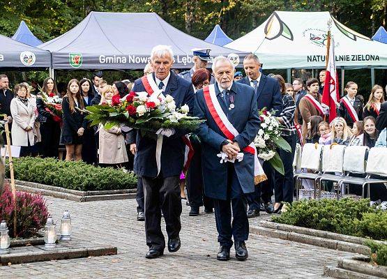 Grafika 126: Uroczystości ku czci pomordowanych więźniów Obozu Koncentracyjnego Stutthof (relacja)