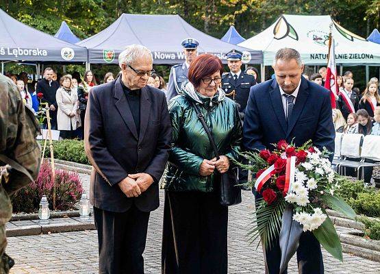 Grafika 127: Uroczystości ku czci pomordowanych więźniów Obozu Koncentracyjnego Stutthof (relacja)