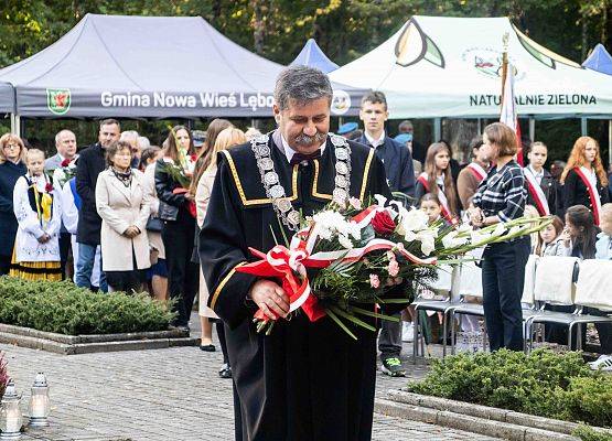 Grafika 131: Uroczystości ku czci pomordowanych więźniów Obozu Koncentracyjnego Stutthof (relacja)