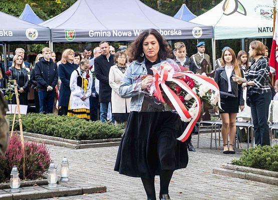 Grafika 133: Uroczystości ku czci pomordowanych więźniów Obozu Koncentracyjnego Stutthof (relacja)