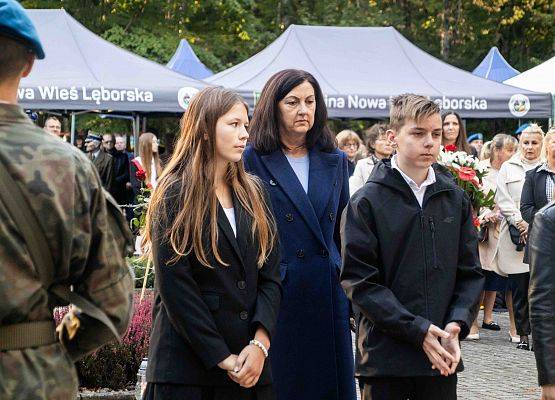 Grafika 135: Uroczystości ku czci pomordowanych więźniów Obozu Koncentracyjnego Stutthof (relacja)