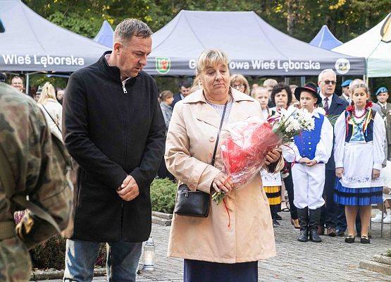 Grafika 137: Uroczystości ku czci pomordowanych więźniów Obozu Koncentracyjnego Stutthof (relacja)