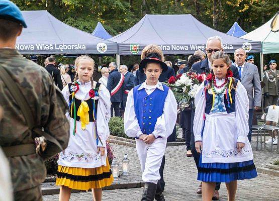 Grafika 138: Uroczystości ku czci pomordowanych więźniów Obozu Koncentracyjnego Stutthof (relacja)