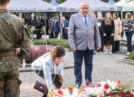 Grafika 139: Uroczystości ku czci pomordowanych więźniów Obozu Koncentracyjnego Stutthof (relacja)