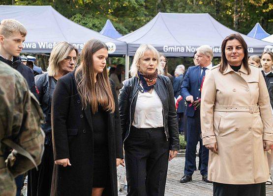 Grafika 140: Uroczystości ku czci pomordowanych więźniów Obozu Koncentracyjnego Stutthof (relacja)