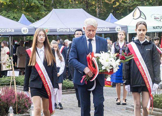 Grafika 141: Uroczystości ku czci pomordowanych więźniów Obozu Koncentracyjnego Stutthof (relacja)