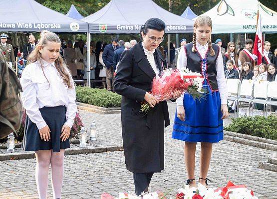 Grafika 142: Uroczystości ku czci pomordowanych więźniów Obozu Koncentracyjnego Stutthof (relacja)