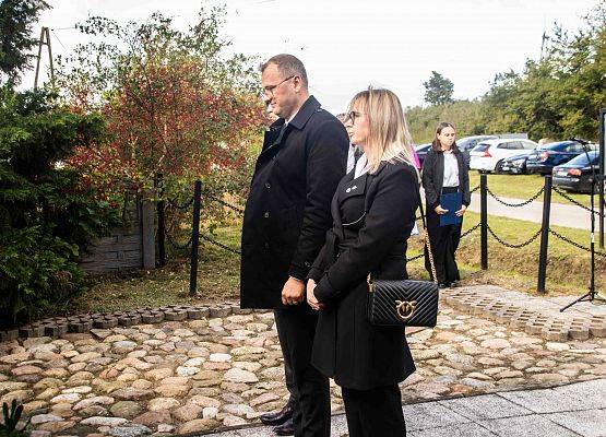 Grafika 7: Uroczystości ku czci pomordowanych więźniów Obozu Koncentracyjnego Stutthof (relacja)