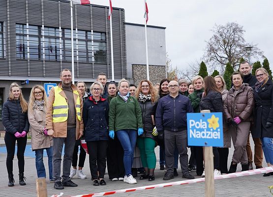 Grafika 1: Urzędnicy dla hospicjum, żonkile przed urzędem gminy