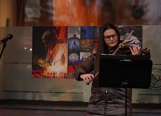 Grafika 1: Oblicze Niepodległości: Wernisaż Wystawy "Homo Homini | DEPOZYT" Tomasza Sobisza