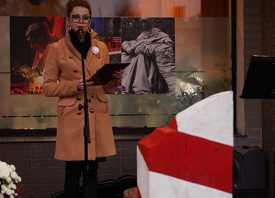 Grafika 3: Oblicze Niepodległości: Wernisaż Wystawy "Homo Homini | DEPOZYT" Tomasza Sobisza