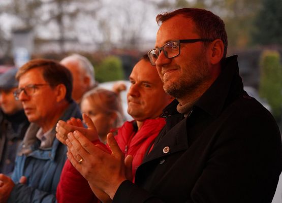 Grafika 6: Oblicze Niepodległości: Wernisaż Wystawy "Homo Homini | DEPOZYT" Tomasza Sobisza