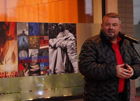 Grafika 7: Oblicze Niepodległości: Wernisaż Wystawy "Homo Homini | DEPOZYT" Tomasza Sobisza