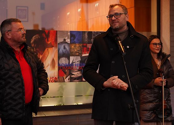 Grafika 9: Oblicze Niepodległości: Wernisaż Wystawy "Homo Homini | DEPOZYT" Tomasza Sobisza