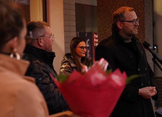 Grafika 10: Oblicze Niepodległości: Wernisaż Wystawy "Homo Homini | DEPOZYT" Tomasza Sobisza