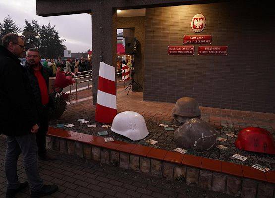 Grafika 12: Oblicze Niepodległości: Wernisaż Wystawy "Homo Homini | DEPOZYT" Tomasza Sobisza