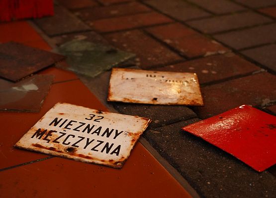 Grafika 14: Oblicze Niepodległości: Wernisaż Wystawy "Homo Homini | DEPOZYT" Tomasza Sobisza