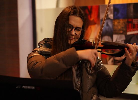 Grafika 16: Oblicze Niepodległości: Wernisaż Wystawy "Homo Homini | DEPOZYT" Tomasza Sobisza